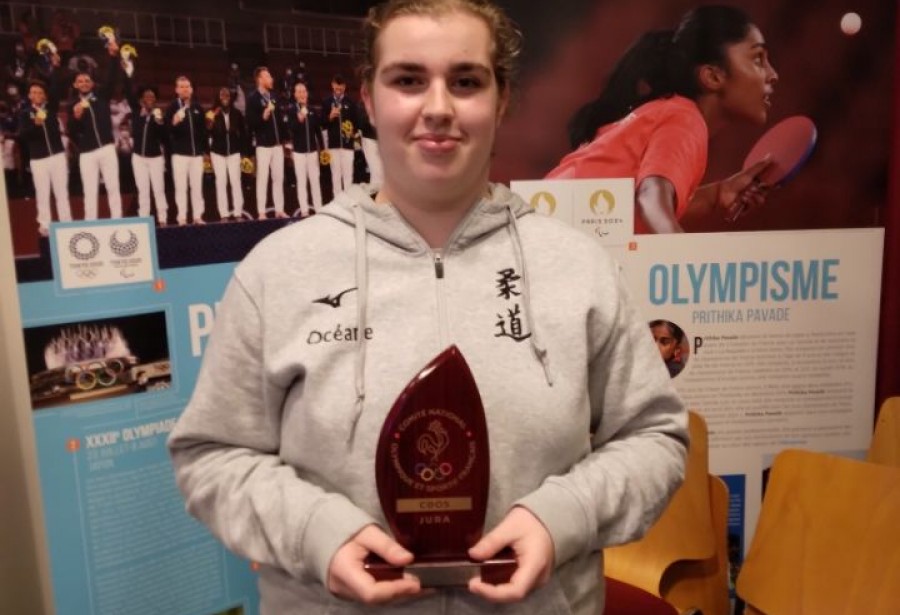 Océane MASOVE reçoit le coq du CDOS